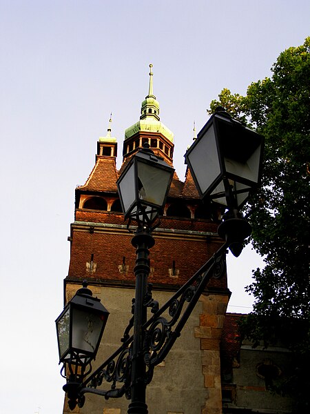 File:Lámpaoszlop és az Apostolok tornya, 2012 Vajdahunyad vára. - Mikobea-photo (14).jpg