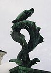 Skulpturen Laxarna pryder torgbrunnen.