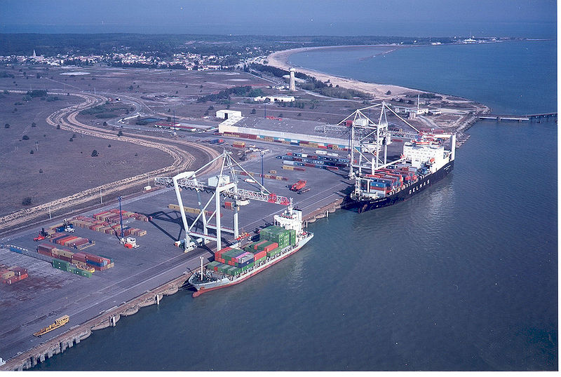 File:Le Verdon Container ships.jpg