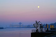 Blick vom Schulschiff Deutschland über die Mündung der Lesum in die Weser bei Bremen-Vegesack mit der Lürssenwerft im Hintergrund und dem Beiboot des Schulschiffes im Vordergrund]]