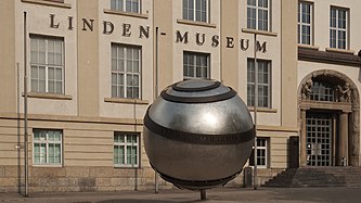 Deutsch: Linden-Museum am Hegelplatz in Stuttgart. English: Linden-Museum by the Hegel square in Stuttgart, Germany.