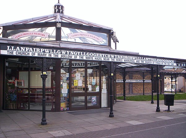 James Pringle Weavers shop with English translation of the name