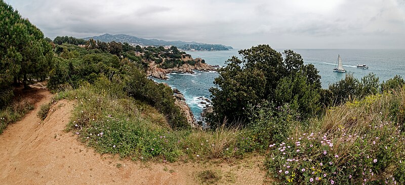 File:Lloret de Mar - Camí a Cala Banys - Panorama View towards Monument a la dona marinera 01.jpg