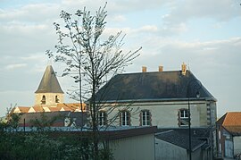 The church and town hall in Loisy-en-Brie