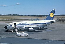 Un des premiers Boeing 737-100 aux couleurs de la Lufthansa, client de lancement de l'avion, à l'aéroport de Stockholm-Arlanda en 1968.