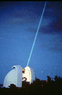 Рисунок 5-10. Эксперимент по лазерной локации Луны. (слева) Этот светоотражатель оставлен на Луне астронавтами в миссии Аполлон-11. (справа) Астрономы во всем мире ловили свет от светоотражателей, оставленных астронавтами Аполлона, и советских луноходов, чтобы измерить точное расстояние между Землёй и Луной. 