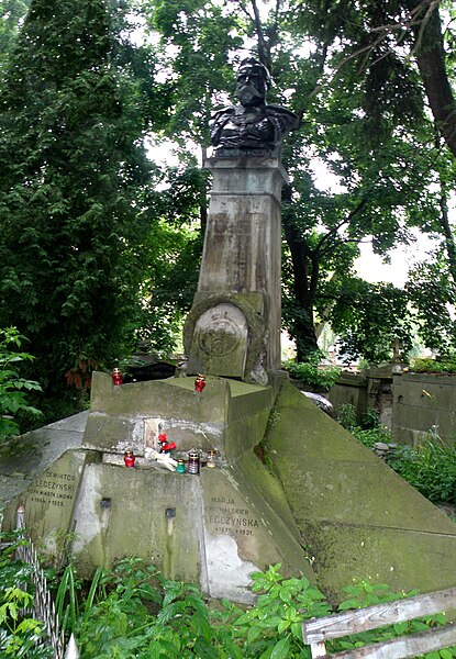 File:Lwów - Cmentarz Łyczakowski - Tomb of Michal Michalski.jpg