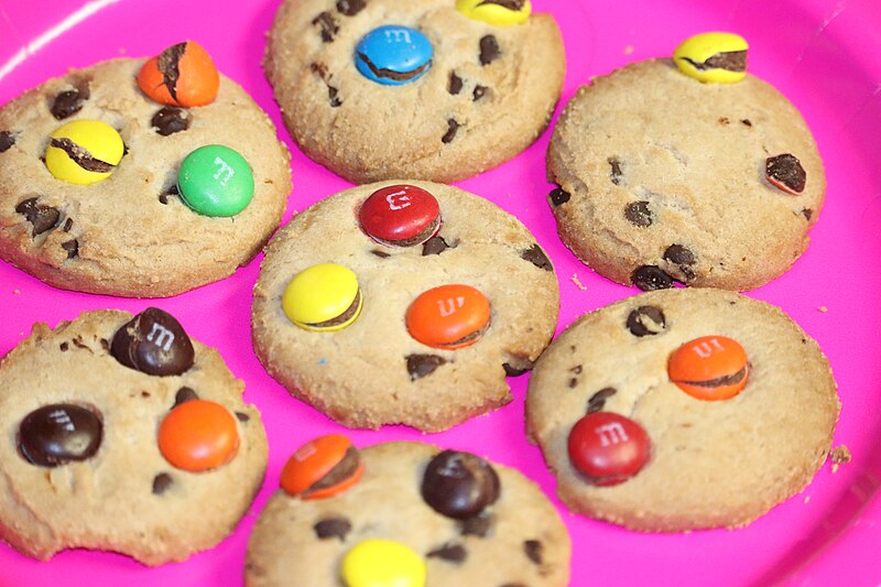 File:M&M chocolate chip cookies on a neon pink plate 04.jpg