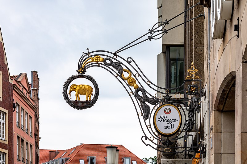 File:Münster, Roggenmarkt, Nasenschild des ehemaligen Clubs "Elephant" -- 2021 -- 1788.jpg