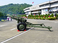 M101A1 105mm榴彈砲左側。