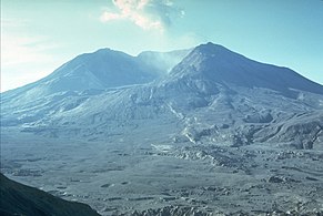 Il M. St. Helens dopo l'eruzione. Visibile il collasso del fianco nord e l'accumulo di frana.