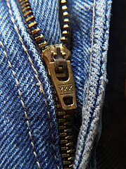 179px-Macro_YKK_Zipper.jpg