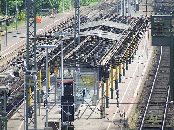 The platform canopies were rebuilt between December 2006 and December 2008 (photo of April 2007)