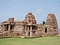 740년에 지어진 드라비다 양식의 말리카르주나 사원과 나가라 양식의 카시 비슈와나타 사원
