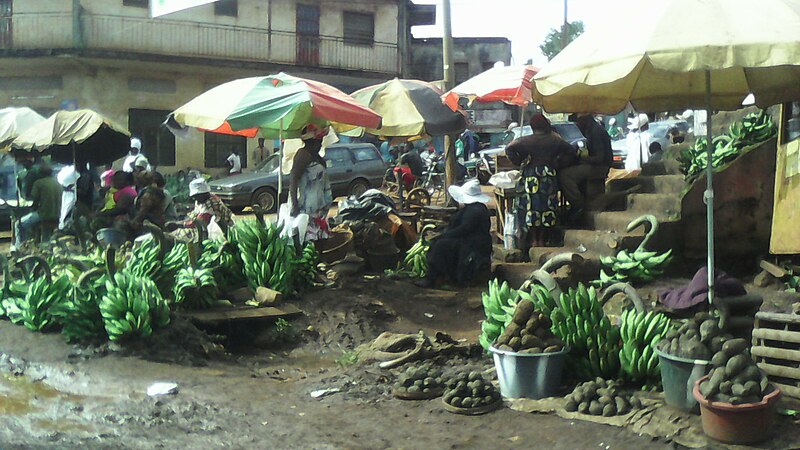 File:Marché périodique à Bafoussam - Cameroun.jpg