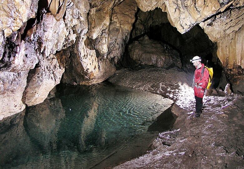 Underground lake. Подземное озеро. Койтендаг подземный озеро. Как выглядит подземное озеро. Подземное озеро Теннесси.