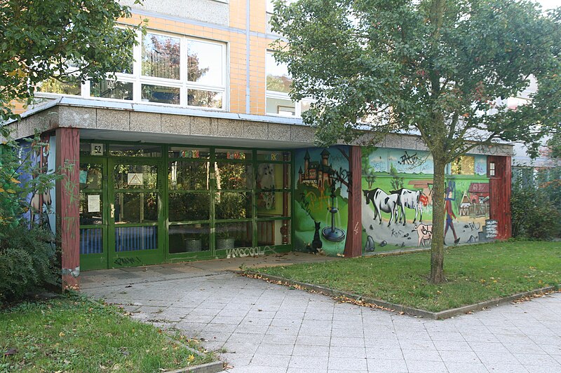 File:Marzahn - Nord West - Sonnenweg - Graffiti 2 - Kita.JPG