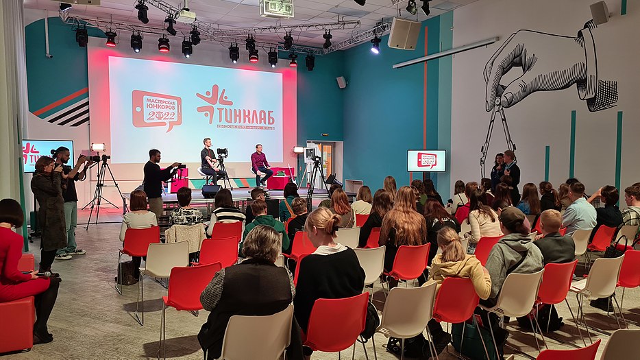 ответ на вопрос: «Кто такой культурный человек?» вместе с юнкорами искал Владимир Шампаров на встрече дискуссионного клуба Тинклаб.