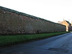 Bölge Duvarı, Outer Gatehouse'un Doğusu ve St Michael ve Batı'daki All Saints'in Sınırlı Kilise Bahçesi