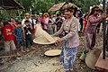 Bahasa Indonesia: Proses menampi beras yang diperagakan oleh wanita suku Dayak Halong dalam Festival Pesona Budaya Dayak Meratus IV di Kabupaten Balangan, Kalimantan Selatan pada 31 Maret 2018.