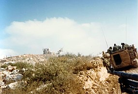 Izraelské transportéry v jižním Libanonu se blíží k pozicím SLA, 1987