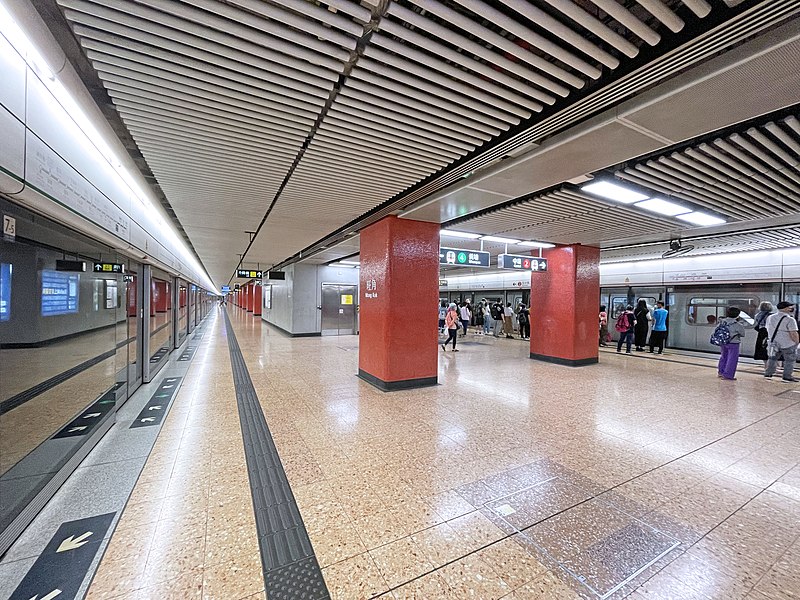 File:Mong Kok Station platforms 2022 05 part2.jpg