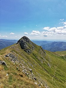 Monte Rotondo (1937 mt) in una splendida giornata di Agosto. Si nota in basso a destra il sentiero che parte dalla forcella che lo divide dal Monte Belvedere.