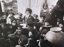 מורה ותלמידים בבית ספר יסודי יהודי בקובה, תחילת שנות ה-20