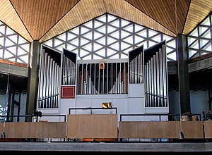 Muenchen Nazarethkirche Orgel (retouched).jpg