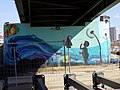 Мурал "Игра на ветру" на стубу Савског моста у Београду. Аутори Марија и Стеван Шолн (2016)