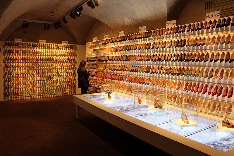 File:Museo ferragamo, campionario storico di calzature femminili 05.JPG