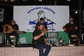 Músicos en la taberna del festival del vino de Limassol.jpg