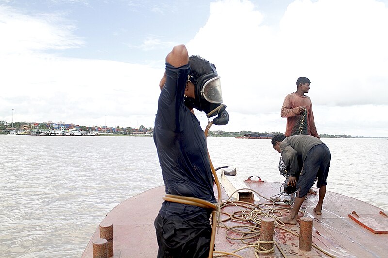 File:Myanmar Coal Divers.jpeg