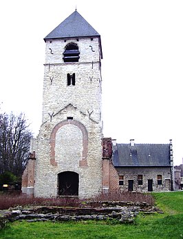 Romaanse toren van de Sint-Pieter-en-Pauluskerk in Neder-Heembeek