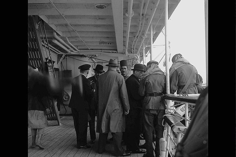 File:NEW IMMIGRANTS FROM GERMANY LEAVING THE SHIP AT JAFFA PORT. עולים חדשים מגרמניה יורדים מהאונייה בנמל יפו.D574-016.jpg