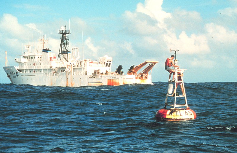 File:NOAAS Ka imimoana (R 333) servicing Atlas buoy.jpg