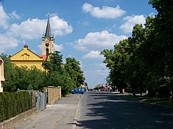Nebušice főutcája, bal oldalon a templommal