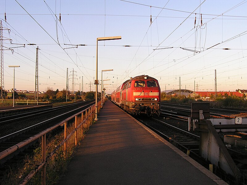 File:Niddertalbahn-in-Bad-Vilbel 2.jpg