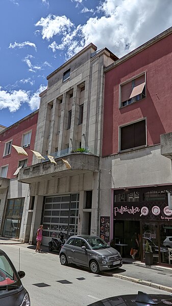 File:Old bus station in Pula.jpg