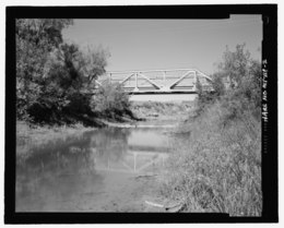 Vue d'ensemble du pont; côté sud; Vue vers le nord. - Rosebud Creek Bridge, Spanning Rosebud Creek au secondaire Route 446, Rosebud, Rosebud County, MT HAER MT-118-2.tif