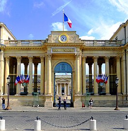 Vue depuis la rue de l'Université et la place du Palais-Bourbon : le monument est visible au fond de l'ouverture du portail.