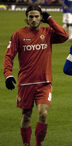 Osvaldo playing for Fiorentina in 2008