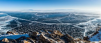 Panorâmica do lago Baikal visto da ilha Olkhon, região de Irkutsk, Rússia. (definição 15 145 × 6 445)