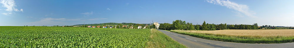 Panoramatický pohled na obec od silnice na Lutín