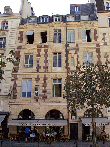 File:Paris 19 place Dauphine.JPG