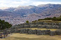 Peru - Heilige Vallei & Inca-ruïnes 182 - Sacsaywamán met uitzicht op Cusco (8114525591).jpg