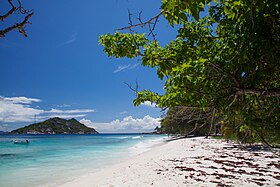 Petite Sœur, vue de la plage de Grande Sœur