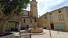 Place de l'Église d'Oupia 3 (Hérault).jpg