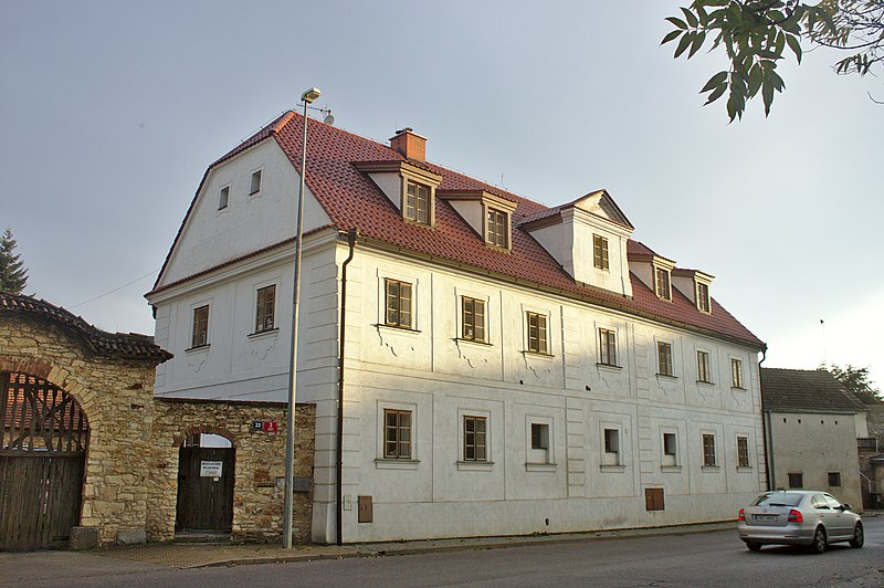 File:Praha, Zličín, Hrozenkovská, dům III.jpg