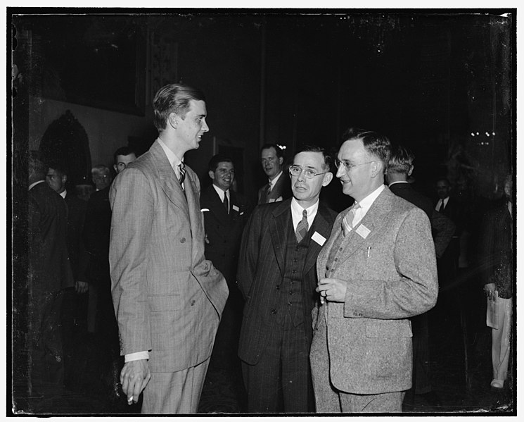 File:President's youngest son attends businessmen's forum. Washington, D.C., May 22. John Roosevelt, youngest son of President and Mrs. Roosevelt, who is now connected with a large department LCCN2016875681.jpg